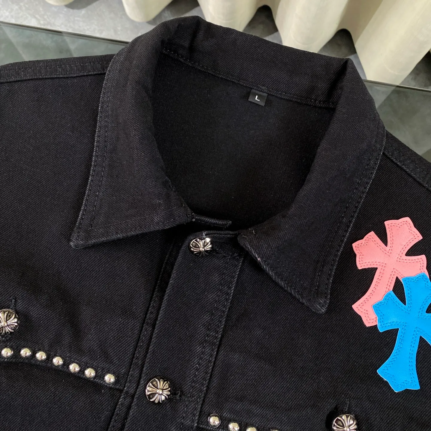 P300 Chrome Hearts Chrome Hearts heavy-duty denim jacket with rivets. The same style as the Internet celebrity. Denim jacket with cross print all over. The unique cross design element is full of design. It is made of 100% denim cotton fabric with heavy coarse yarn count, which ensures a stiff and tough silhouette while being soft, comfortable and breathable. The lapel is designed with silver buttons and is full of texture. The classic cross logo is all over the dress, making it a perfect versatile style for spring and summer! The original loose version is made of high-quality pure cotton fabrics. The fabric pattern is high-definition and delicate without burrs. It is comfortable and breathable to wear. All the buttons are molded and customized. It is casual and fashionable and can be matched with any bottoms. It can be windproof and sunproof in spring and summer. It can be worn outside in autumn and winter! Easily concave shape makes you look slimmer and taller, perfect for both men and women! Color: Black Size: S M L XL
